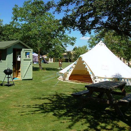 Camping La Foret De Tesse Eksteriør billede