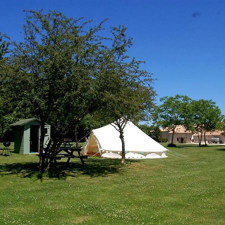 Camping La Foret De Tesse Eksteriør billede